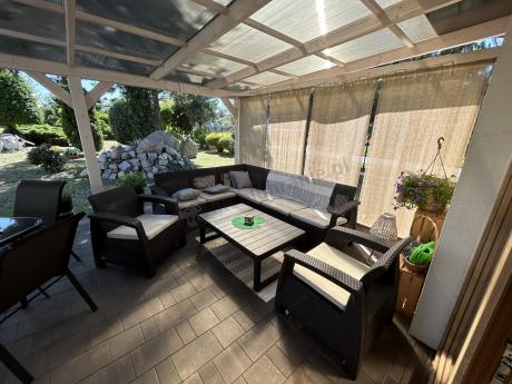 Brązowy zestaw dla 8 osób z narożnikiem, stołem podnoszonym i dwoma fotelami Relly VI