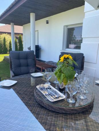 Brązowy zestaw mebli obiadowych na taras Laritto 8+1 okrągły stół - technorattan