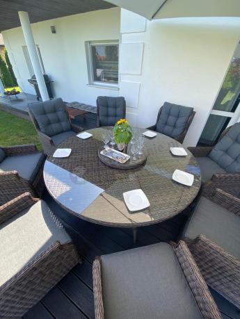 Brązowy zestaw mebli obiadowych na taras Laritto 8+1 okrągły stół - technorattan