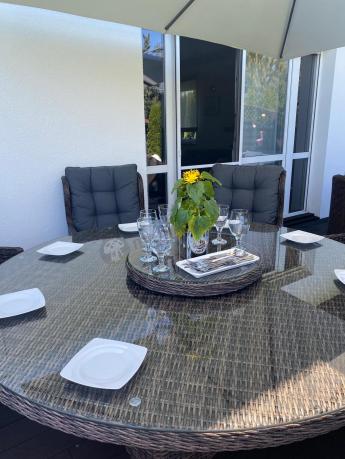 Brązowy zestaw mebli obiadowych na taras Laritto 8+1 okrągły stół - technorattan