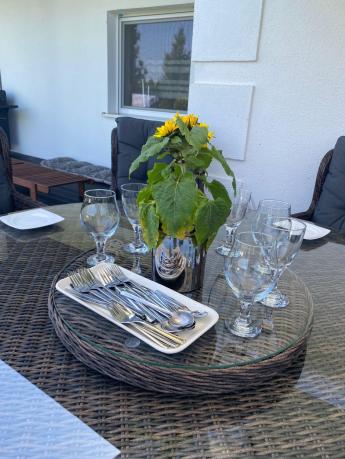 Brązowy zestaw mebli obiadowych na taras Laritto 8+1 okrągły stół - technorattan