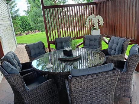 Brązowy zestaw mebli obiadowych na taras Laritto 8+1 okrągły stół - technorattan