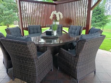 Brązowy zestaw mebli obiadowych na taras Laritto 8+1 okrągły stół - technorattan