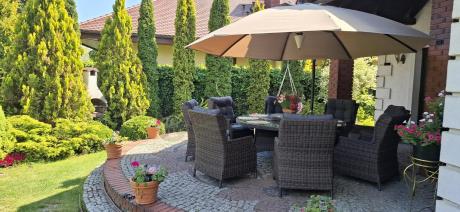 Brązowy zestaw mebli obiadowych na taras Laritto 8+1 okrągły stół - technorattan