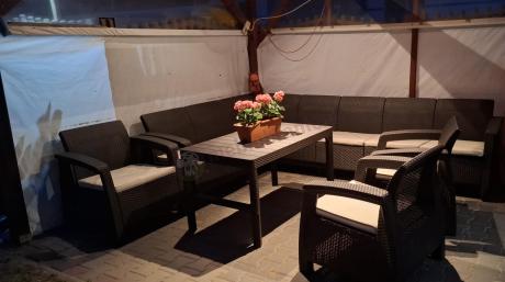 Brązowy zestaw ogrodowy dla 10 osób z narożnikiem, stołem podnoszonym i trzema fotelami Relly VII