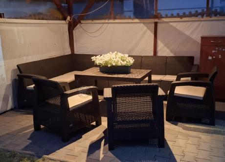 Brązowy zestaw ogrodowy dla 10 osób z narożnikiem, stołem podnoszonym i trzema fotelami Relly VII