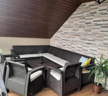 Brązowy zestaw ogrodowy dla 10 osób z narożnikiem, stołem podnoszonym i trzema fotelami Relly VII