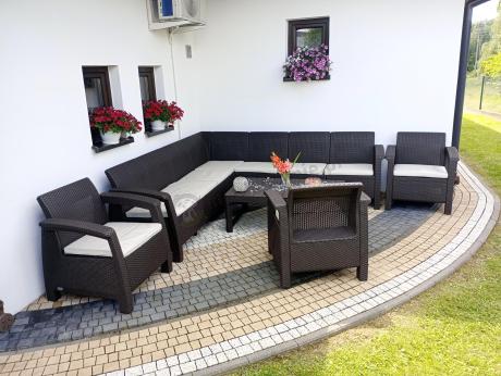 Brązowy zestaw ogrodowy dla 10 osób z narożnikiem, stołem podnoszonym i trzema fotelami Relly VII