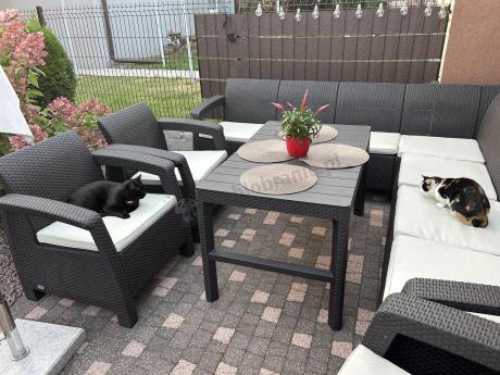 Brązowy zestaw ogrodowy dla 10 osób z narożnikiem, stołem podnoszonym i trzema fotelami Relly VII