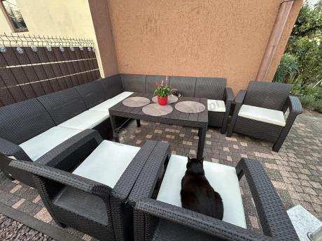 Brązowy zestaw ogrodowy dla 10 osób z narożnikiem, stołem podnoszonym i trzema fotelami Relly VII