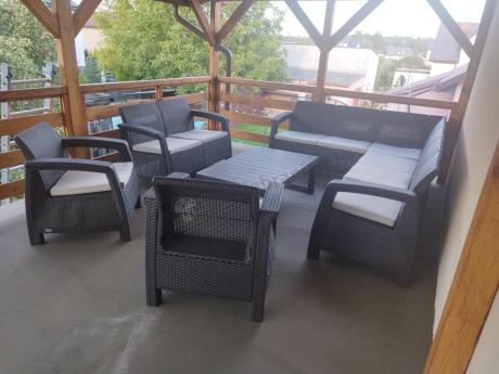 Brązowy zestaw ogrodowy dla 10 osób z narożnikiem, stołem podnoszonym i trzema fotelami Relly VII