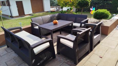 Brązowy zestaw ogrodowy dla 10 osób z narożnikiem, stołem podnoszonym i trzema fotelami Relly VII