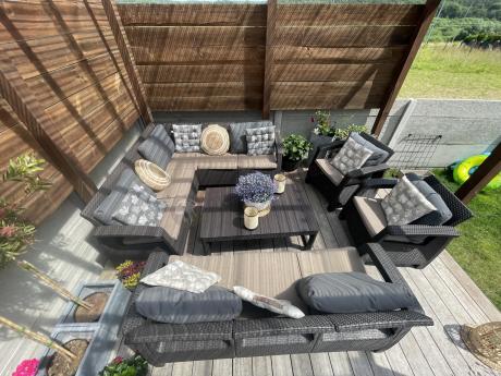 Brązowy zestaw ogrodowy dla 10 osób z narożnikiem, stołem podnoszonym i trzema fotelami Relly VII