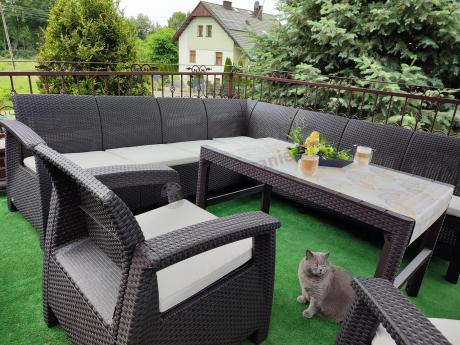 Brązowy zestaw ogrodowy dla 10 osób z narożnikiem, stołem podnoszonym i trzema fotelami Relly VII