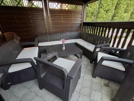 Brązowy zestaw ogrodowy dla 10 osób z narożnikiem, stołem podnoszonym i trzema fotelami Relly VII