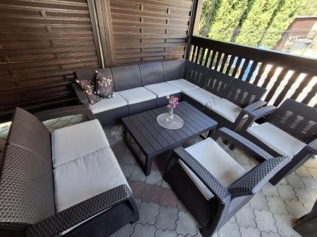 Brązowy zestaw ogrodowy dla 10 osób z narożnikiem, stołem podnoszonym i trzema fotelami Relly VII