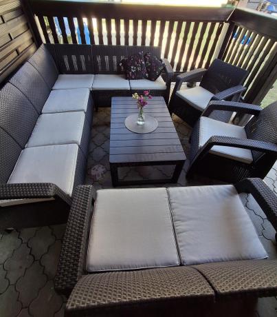 Brązowy zestaw ogrodowy dla 10 osób z narożnikiem, stołem podnoszonym i trzema fotelami Relly VII