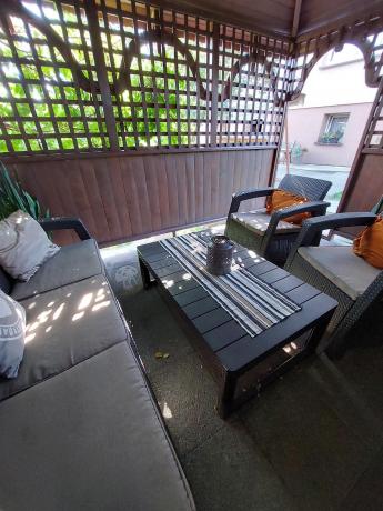 Brązowy zestaw ogrodowy dla 5 osób