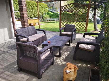 Brązowy zestaw ogrodowy z regulowanym stolikiem