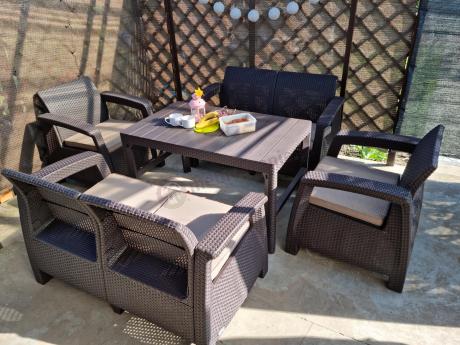 Brązowy zestaw ogrodowy z regulowanym stolikiem