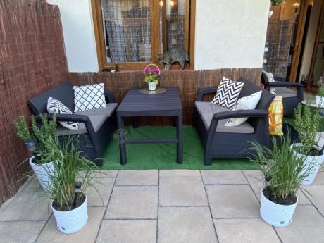 Brązowy zestaw ogrodowy z regulowanym stolikiem