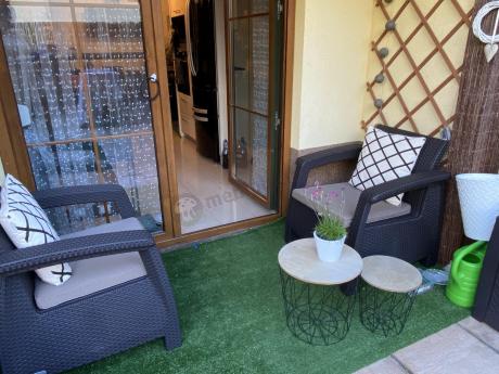 Brązowy zestaw ogrodowy z regulowanym stolikiem