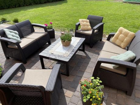 Brązowy zestaw ogrodowy z regulowanym stolikiem