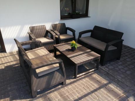 Brązowy zestaw ogrodowy z regulowanym stolikiem