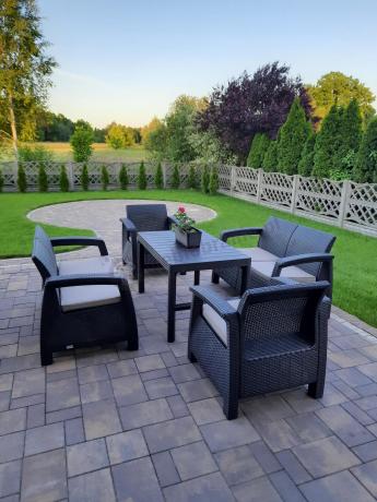 Brązowy zestaw ogrodowy z regulowanym stolikiem