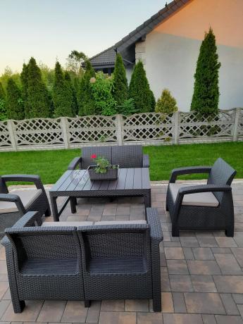 Brązowy zestaw ogrodowy z regulowanym stolikiem