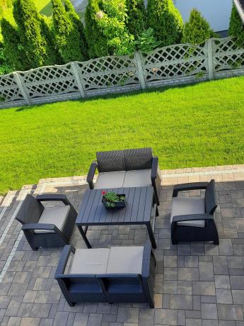 Brązowy zestaw ogrodowy z regulowanym stolikiem