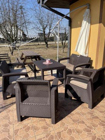 Brązowy zestaw ogrodowy z regulowanym stolikiem