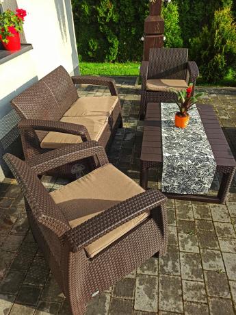 Brązowy zestaw ogrodowy z regulowanym stolikiem