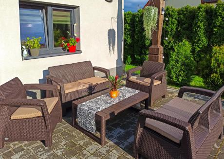 Brązowy zestaw ogrodowy z regulowanym stolikiem