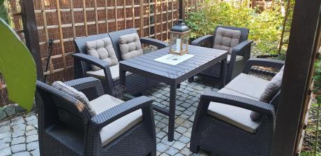 Brązowy zestaw ogrodowy z regulowanym stolikiem