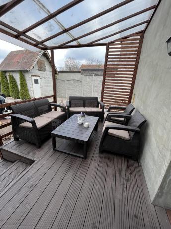 Brązowy zestaw ogrodowy z regulowanym stolikiem