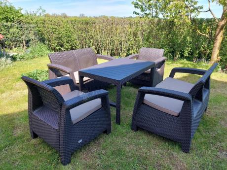 Brązowy zestaw ogrodowy z regulowanym stolikiem