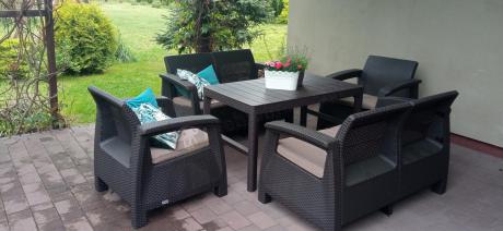 Brązowy zestaw ogrodowy z regulowanym stolikiem