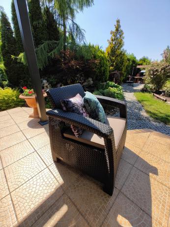 Brązowy zestaw ogrodowy z regulowanym stolikiem