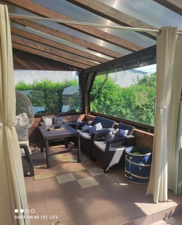 Brązowy zestaw ogrodowy z regulowanym stolikiem