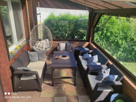 Brązowy zestaw ogrodowy z regulowanym stolikiem