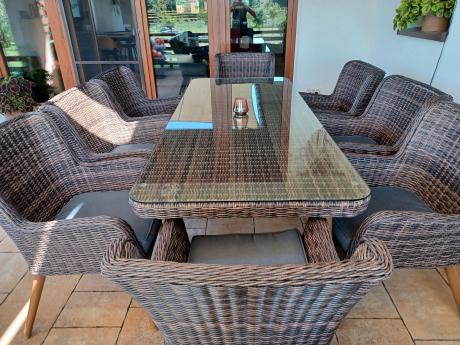 Brązowy zestaw ogrodowy ze stołem obiadowym 220cm i 8 fotelami technorattanowymi Tonitto Dining 8+1