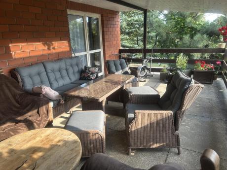 Brązowy zestaw technorattanowy tarasowy Laritto Dining + pufy - Brown