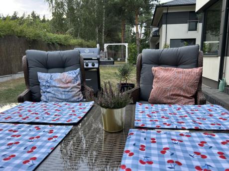 Brązowy zestaw technorattanowy tarasowy Laritto Dining + pufy - Brown