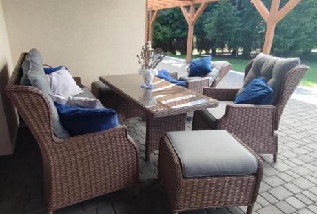 Brązowy zestaw technorattanowy tarasowy Laritto Dining + pufy - Brown