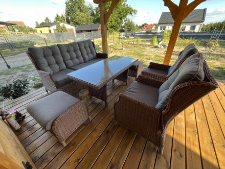 Brązowy zestaw technorattanowy tarasowy Laritto Dining + pufy - Brown