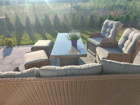 Brązowy zestaw technorattanowy tarasowy Laritto Dining + pufy - Brown