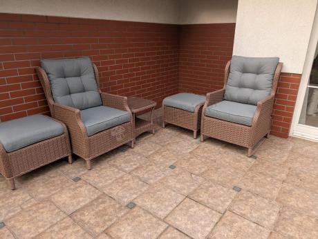 Brązowy zestaw wypoczynkowy z technorattanu z funkcją Relax Laritto Duo - Brown