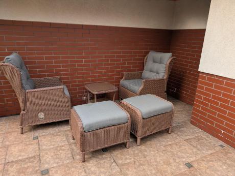 Brązowy zestaw wypoczynkowy z technorattanu z funkcją Relax Laritto Duo - Brown
