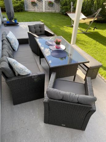 Ciemnoszare meble do ogrodu